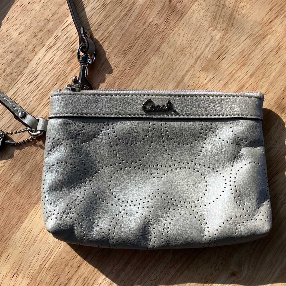 COACH GRAY LEATHER WRISTLET
EXCELLENT CONDITION